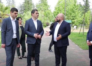 საქართველოს პარლამენტის თავმჯდომარემ ქალაქ ოზურგეთში ინფრასტრუქტურული პროექტები დაათვალიერა