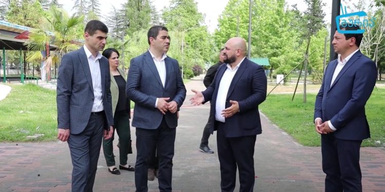 საქართველოს პარლამენტის თავმჯდომარემ ქალაქ ოზურგეთში ინფრასტრუქტურული პროექტები დაათვალიერა