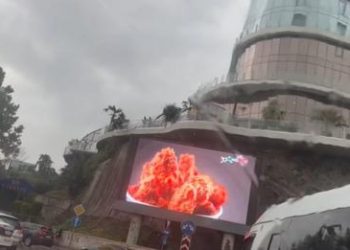 ვიდეო – ძლიერი ქარის შედეგად, რკინის კონტრუქცია სავალ ნაწილზე გადავარდა