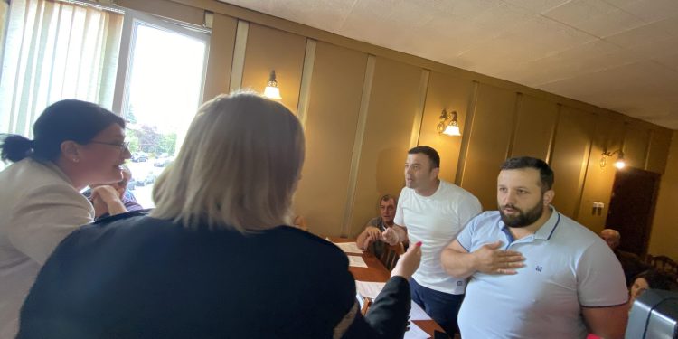 ოზურგეთის საკრებულოს სხდომა ხმაურის და დაპირისპირების გამო, თავმჯდომარემ დროებით გადადო