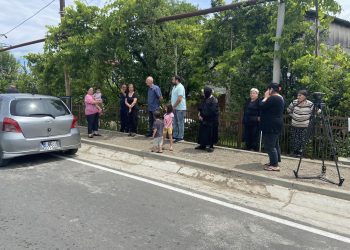 ”სახლები დაგვებზარა, ავტომობილები ეზოში ვერ შეგვყავს” – რას აპროტესტებენ ოზურგეთში, თაყაიშვილის ქუჩის მცხოვრებლები
