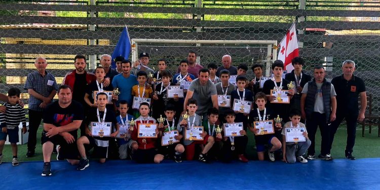 ჭიათურაში გამართული შეჯიბრიდან ოზურგეთელი მოჭიდავეები ოცდაოთხი მედალით დაბრუნდნენ