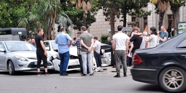 ბათუმში ერთმანეთს სამი მსუბუქი ავტომობილი შეეჯახა