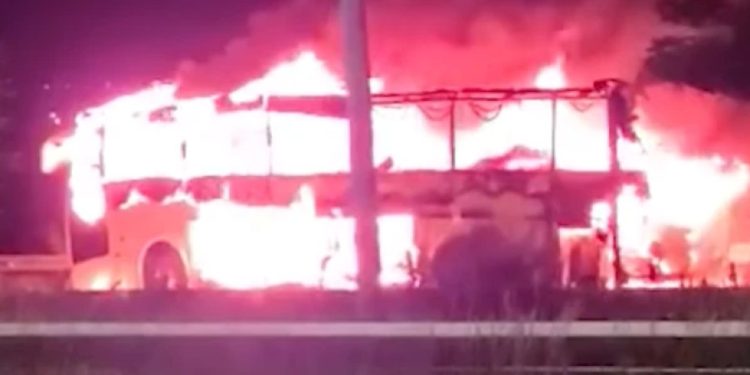 თბილისიდან ბათუმში მიმავალ სამგზავრო ავტობუსს ავტობანზე ცეცხლი გაუჩნდა