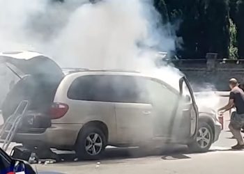 ქალაქში მოძრავ ავტომობილს ცეცხლი გაუჩნდა