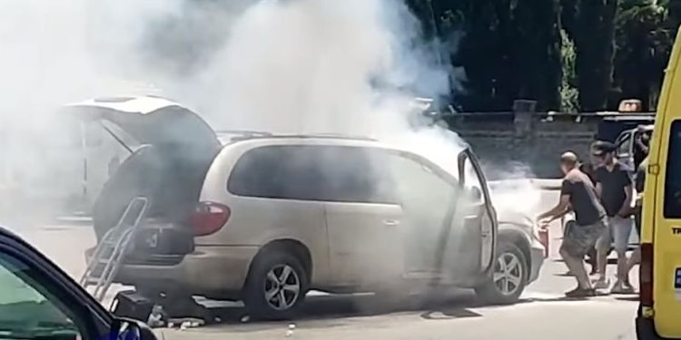 ქალაქში მოძრავ ავტომობილს ცეცხლი გაუჩნდა