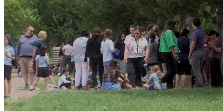 რა ხდება თბილისის კერძო სკოლაში, სადაც ევაკუაცია გამოცხადდა – ადმინისტრაცია განცხადებას ავრცელებს