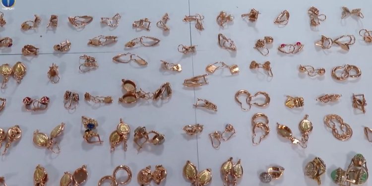 ტანსაცმლის ქვეშ, სხეულზე მიმაგრებული 43 676 ლარის ოქროს გადმოტანის ფაქტი – საქართველოს საბაჟო საზღვარი