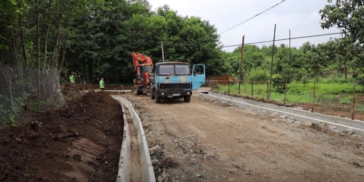 ოზურგეთში საგზაო ინფრასტრუქტურის მოწესრიგება მიმდინარეობს