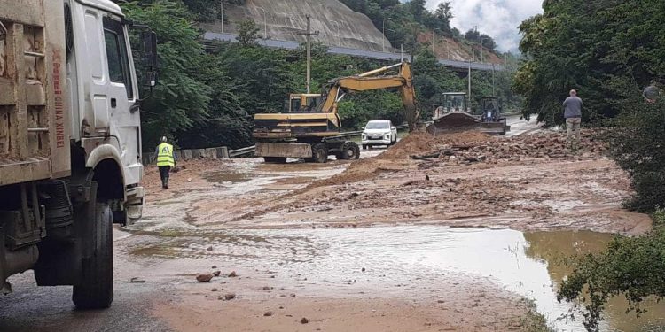 ძლიერი წვიმის შედეგად, რიკოთზე მოძრაობა შეფერხებულია – საავტომობილო გზების დეპარტამენტი