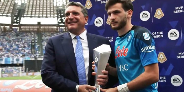 ხვიჩა კვარაცხელიას სერია A-ს საუკეთესო ფეხბურთელის პრიზი გადასცეს