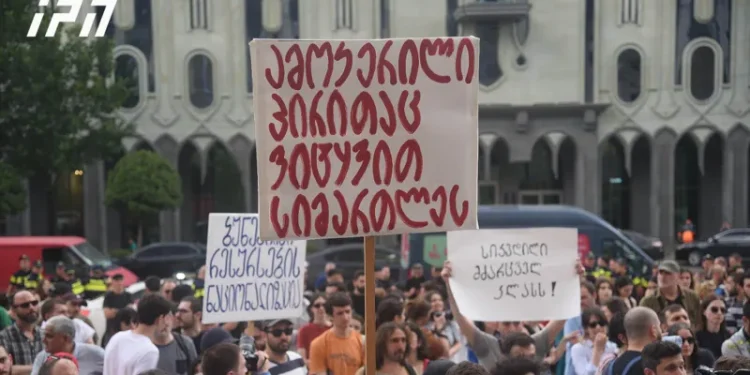 “ამოკერილი თვალითაც გხედავთ” – პარლამენტთან მაღაროელების სოლიდარობის აქცია მიმდინარეობს