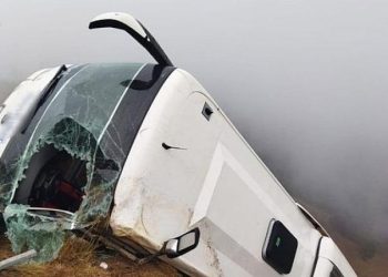 1 ადამიანი დაიღუპა და 14 დაშავდა – თურქეთში სამგზავრო ავტობუსი გზიდან გადავარდა