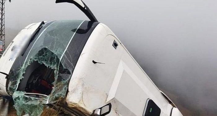 1 ადამიანი დაიღუპა და 14 დაშავდა – თურქეთში სამგზავრო ავტობუსი გზიდან გადავარდა