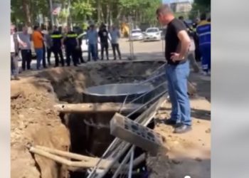 თბილისში გზის სარეაბილიტაციო სამუშაოების მიმდინარეობისას, ორმოში მოქალაქე ჩავარდა (+ვიდეო)