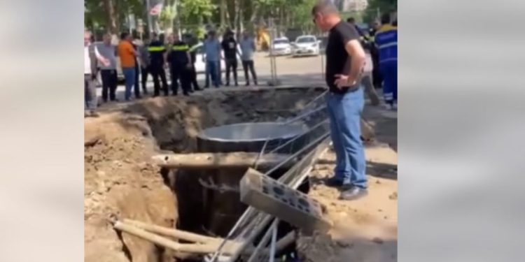 თბილისში გზის სარეაბილიტაციო სამუშაოების მიმდინარეობისას, ორმოში მოქალაქე ჩავარდა (+ვიდეო)