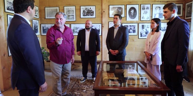 საქართველოს პარლამენტის თავმჯდომარემ სოფელ ლიხაურში ექვთიმე თაყაიშვილის სახლ-მუზეუმი მოინახულა