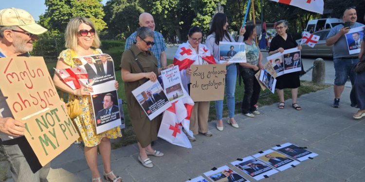 ბრიუსელში ვიზიტით მყოფ ირაკლი ღარიბაშვილს, ემიგრანტები აქციით დახვდნენ