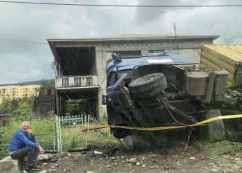 სენაკში ტრაილერი გზიდან გადავიდა და ამოტრიალდა