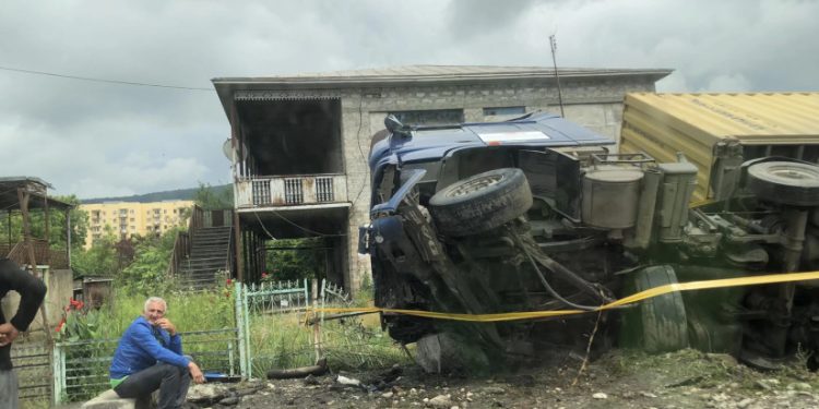 სენაკში ტრაილერი გზიდან გადავიდა და ამოტრიალდა