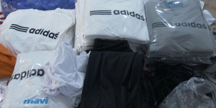 Adidas-ისა და Nike-ის მარკით ქალისა და კაცის ტანსაცმლის დამზადება გასაღების ფაქტზე 2 პირი დააკავეს