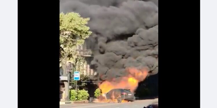 ვიდეო – ავარია თბილისში, ავტომანქანას ცეცხლი გაუჩნდა