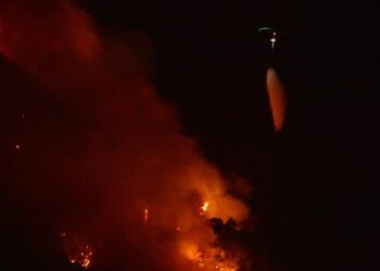 თურქეთში, კურორტ ქემერთან გაჩენილი ტყის ხანძრების ლიკვიდაცია ჯერჯერობით ვერ ხერხდება