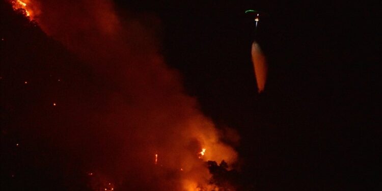 თურქეთში, კურორტ ქემერთან გაჩენილი ტყის ხანძრების ლიკვიდაცია ჯერჯერობით ვერ ხერხდება