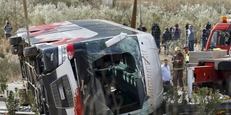 ესპანეთში ტურისტული ავტობუსი, რომელშიც 49 ადამიანი იმყოფებოდა, მათ შორის ბავშვები, ავარიაში მოყვა