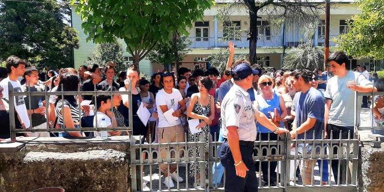 ოზურგეთის საგამოცდო ცენტრში ქართული ენის გამოცდა მშვიდ გარემოში მიმდინერეობს