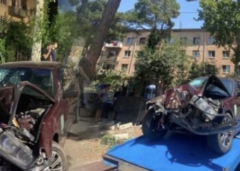 დიდი სიჩქარით მოძრავი ავტომობილი ხეს შეეჯახა- შემთხვევა რუსთავში