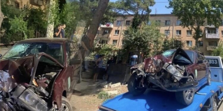 დიდი სიჩქარით მოძრავი ავტომობილი ხეს შეეჯახა- შემთხვევა რუსთავში