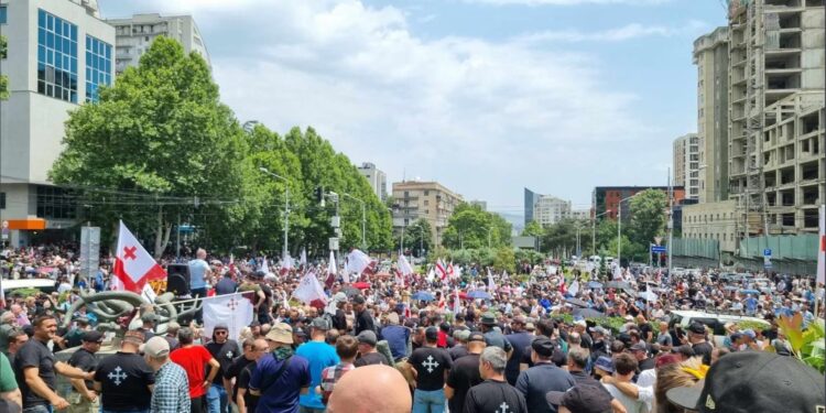“პრაიდ ფესტივალის” მოწინააღმდეგეებმა მსვლელობა დაიწყეს