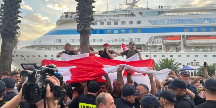 რუსეთიდან შემოსულ საკრუიზო გემს ბათუმის პორტში საპროტესტო აქციით დახვდნენ – დაკავებულია 9 პირი