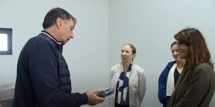 საქართველოში აშშ-ს ელჩმა კელი დეგნანმა ძმები არველაძეების მოცვის მეურნეობა დაათვალიერა (ვიდეო)