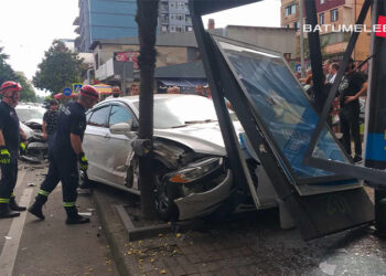ავტომანქანა მოსაცდელს შეეჯახა – ავტოსაგზაო შემთხვევა ბათუმში
