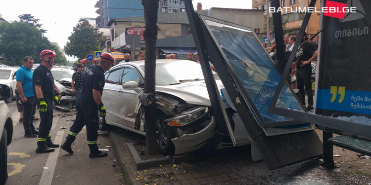ავტომანქანა მოსაცდელს შეეჯახა – ავტოსაგზაო შემთხვევა ბათუმში