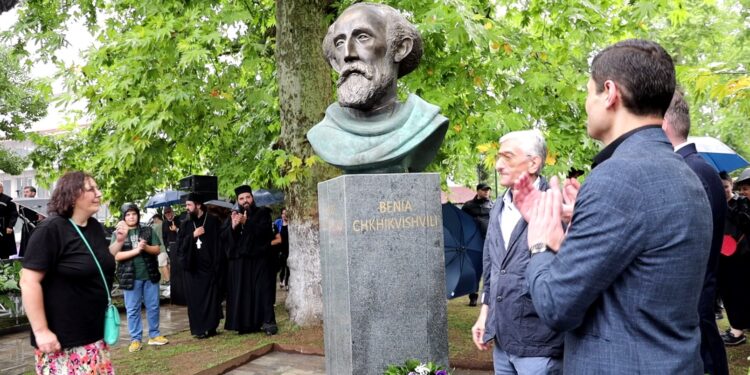 ოზურგეთში ბენია ჩხიკვიშვილის ბიუსტი გაიხსნა
