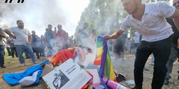 „პრაიდ ფესტივალის” მოწინააღმდეგეებმა ლისის ტბის ტერიტორიაზე განთავსებული სცენა დაარბიეს და ინვენტარის ნაწილი დაწვეს