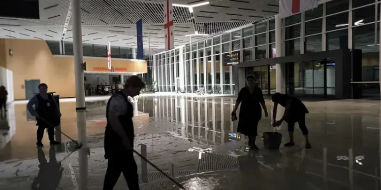 ძლიერი წვიმის შედეგად ქუთაისის აეროპორტში ჭერის ნაწილი დაზიანდა