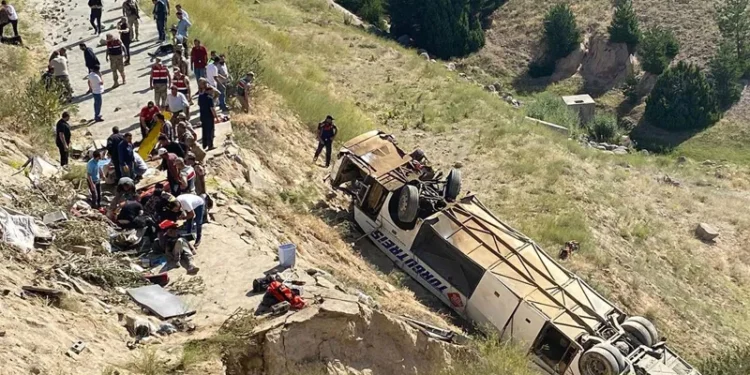 თურქეთში ავტობუსი ხიდიდან გადავარდა, არიან დაღუპულები და დაშავებულები