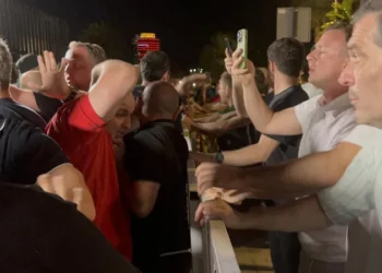 ბათუმის პორტთან, სადაც მოქალაქეები სოჭიდან საკრუიზო ლაინერის შემოსვლას აპროტესტებენ ხმაური და დაპირისპირებაა