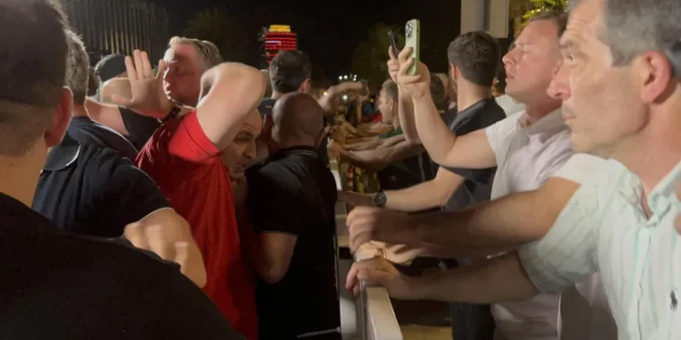 ბათუმის პორტთან, სადაც მოქალაქეები სოჭიდან საკრუიზო ლაინერის შემოსვლას აპროტესტებენ ხმაური და დაპირისპირებაა