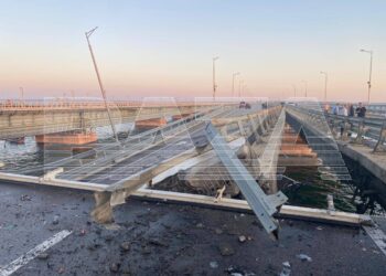 ყირიმის ხიდზე მომხდარი აფეთქების შედეგად ორი ადამიანი დაიღუპა, ხიდზე მოძრაობა შეჩერებულია (+ფოტოები)