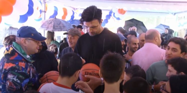 ოზურგეთში ზაზა ფაჩუალიას სახელობის საკალათბურთო მოედანი გაიხსნა