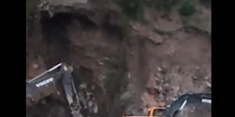 რაჭის გზაზე კედლის გამაგრების სამუშაოებისას მიწის მასა ჩამოიშალა – საავტომობილო გზების დეპარტამენტის განცხადება (+ვიდეო)