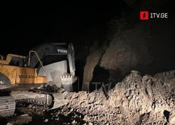 რაჭაში მიწის ფერდობის ჩამოშლამ ცენტრალური საავტომობილო გზის გარკვეული ნაწილის დაზიანება გამოიწვია, ამ ეტაპზე საფრთხე არ არსებობს – მერის მოადგილე