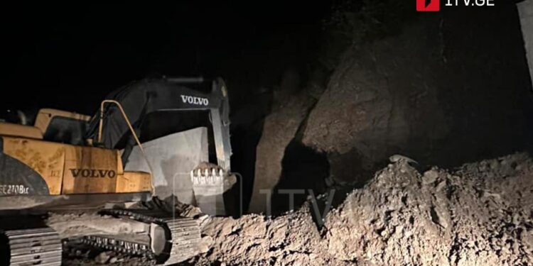 რაჭაში მიწის ფერდობის ჩამოშლამ ცენტრალური საავტომობილო გზის გარკვეული ნაწილის დაზიანება გამოიწვია, ამ ეტაპზე საფრთხე არ არსებობს – მერის მოადგილე