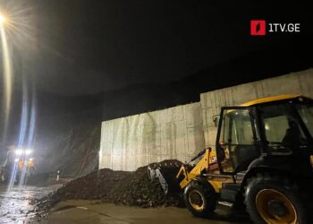 მარშალ გელოვანის გამზირისა და მუხრან მაჭავარიანის ქუჩის დამაკავშირებელ გზაზე მიწის ნაწილი ჩამოიშალა