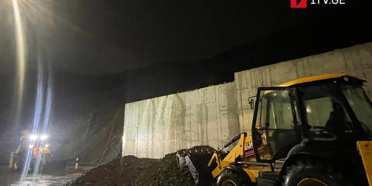 მარშალ გელოვანის გამზირისა და მუხრან მაჭავარიანის ქუჩის დამაკავშირებელ გზაზე მიწის ნაწილი ჩამოიშალა